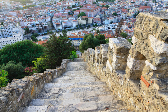Europe, Portugal, Lisbon, View of city with Castelo de Sao Jorge castle