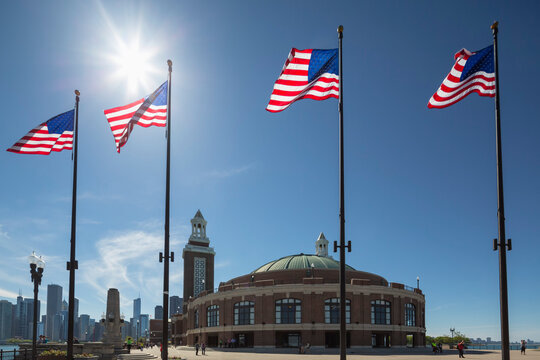 USA, Illinois, Chicago, flags on Navy Pier at Lake Michigan