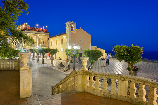 Italy, Sicily, Taormina, Piazza IX Aprile in the evening