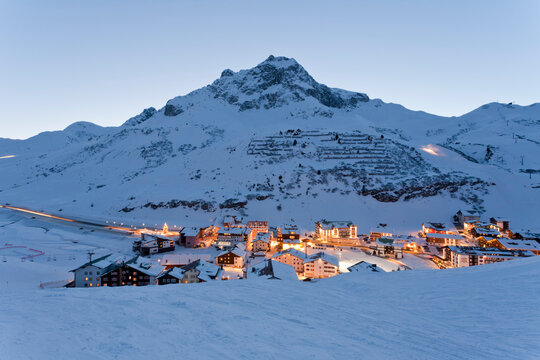 Austria, Vorarlberg, View of z�rs am arlberg at dawn