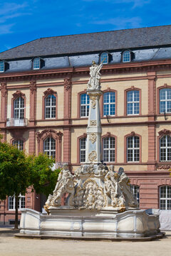 Germany, Rhineland Palatinate, Trier, View of Kornmarkt Square and St Georges fountain