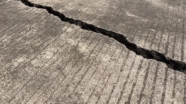 Severe Longitudinal Crack on Grooved Concrete Road