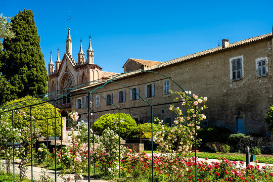 Klostergarten und Klosterkirche in Nizza-Cimiez