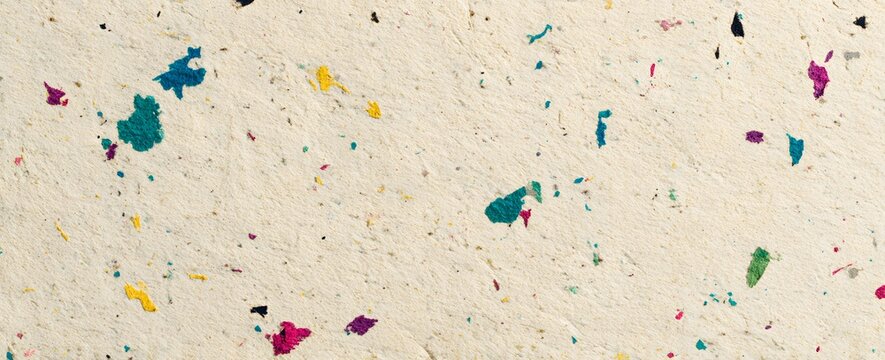 Texture de papier washi blanc avec inclusions rouges et bleues, fond minimaliste abstrait	