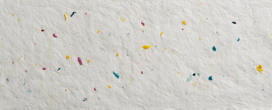 Texture de papier washi blanc avec inclusions rouges et bleues, fond minimaliste abstrait	