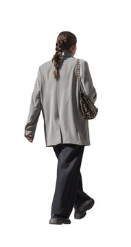 Femme vue de dos qui marche, portant un blazer gris, un pantalon noir ample et des chaussures noires, avec un sac &agrave; main &agrave; motif l&eacute;opard sur l&rsquo;&eacute;paule, saison automnale