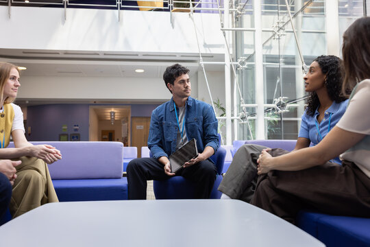 Group Discussion in Modern Workspace Environment