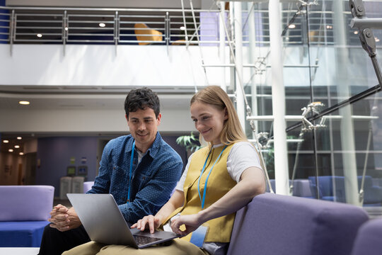 Collaborative Teamwork using AI in a Modern Workplace Setting