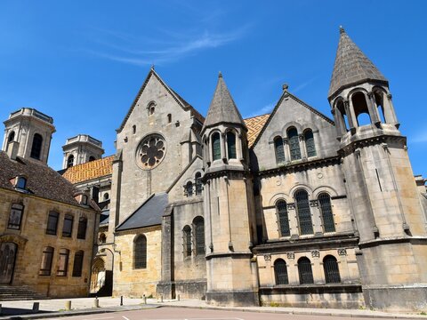 Le c&ocirc;t&eacute; sud de l&rsquo;abside de la cath&eacute;drale Saint-Mamm&egrave;s de Langres en Haute-Marne