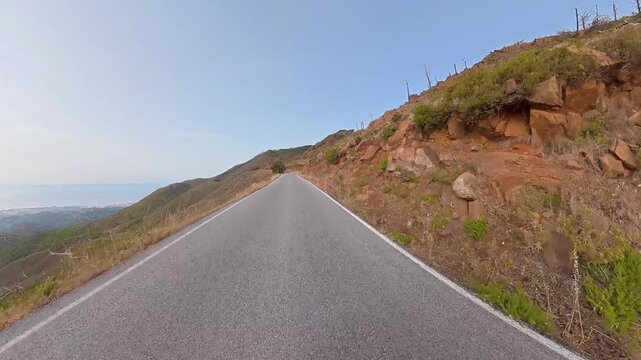Conduciendo por la carretera de los Reales en Estepona