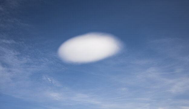 Einzelne Lenticularis-wolke vor blauem Himmel