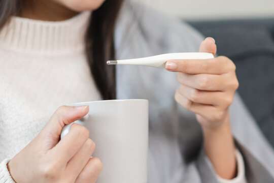 Women have a fever and a sore throat, and feel sick and cold.