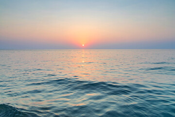 Obraz premium Golden Sunrise Over the Mediterranean Coast of Larnaca, Cyprus