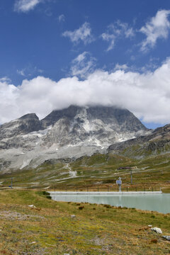La grande frana sulle pendici del monte Cervino ,crea una garnde nuvola di polvere.