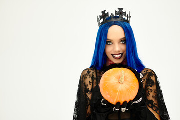 Obraz premium Gothic queen with blue hair and crown showcases dark fantasy for Halloween