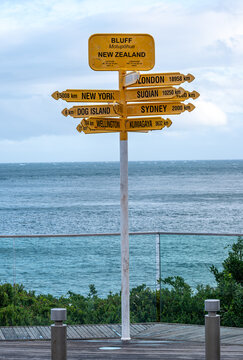 Gelber Wegweiser Stirling Point Bluff mit Entfernungsangaben zu S&uuml;dpol, New York und Cape Reinga, Neuseeland