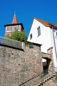 kulmbach, deutschland - treppe mit torbogen zum roten turm