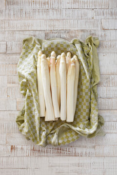 Peeled White asparagus spears