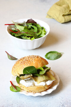 Brioche burger with artichokes and stracciatella di bufala