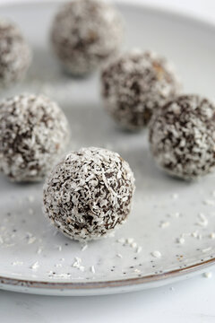 Chocolate bites with coconut