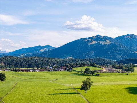 Blich auf Untermaiselstein im Oberallg&auml;u. Im Hintergrund der Mittagberg.