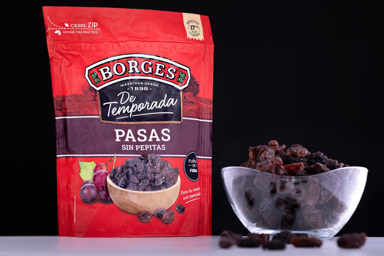 Borges De Temporada Seedless Raisins Package with Dried Raisins in Glass Bowl