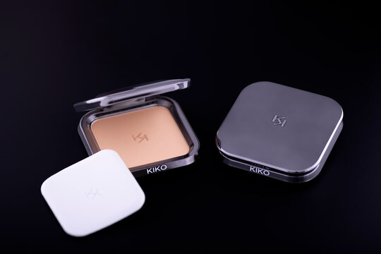KIKO Milano Compact Face Powder with Cosmetic Case and Makeup Sponge