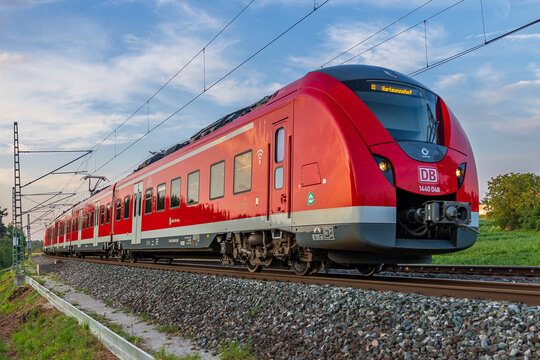 Ein Triebzug der Baureihe 1440 (Alstom Coradia Continental) der Deutschen Bahn verkehrt als S-Bahn-Linie S1 mit Fahrtziel Hartmannshof. 