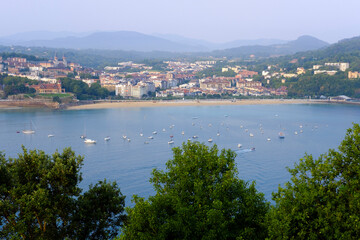 Naklejka premium Recreational Boats in La Concha Bay, San Sebastián (Donostia) with Ondarreta Beach & Antiguo District, Viewed From Mount Urgull, Euskadi, Basque Country — Morning