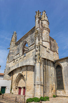 Gothic Church Saint-Martin in Saint-Martin-de-R&eacute; (XIV - XV century) is a church with high vaulted ceilings, ribbed arches, and colored glass windows. Saint Martin de Re, Charente maritime, France.
