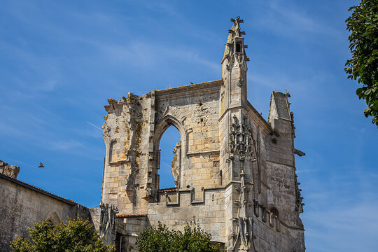 Gothic Church Saint-Martin in Saint-Martin-de-R&eacute; (XIV - XV century) is a church with high vaulted ceilings, ribbed arches, and colored glass windows. Saint Martin de Re, Charente maritime, France.