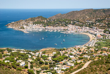 Fototapeta premium Vista aérea del municipio de Port de la Selva, en la Costa Brava, provincia de Gerona, Cataluña, España.