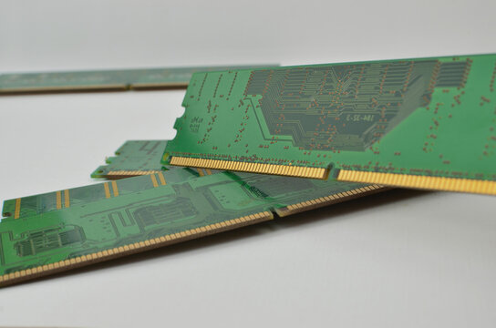 Detail of a RAM memory for PC, in close-up, with a clear background, showing the evolution of technology in data storage.
