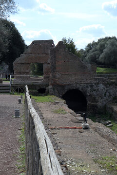 Antichi ruderi delle Grandi Terme di Villa Adriana con pareti in mattoni romani e resti di strutture architettoniche monumentali nell'area archeologica di Tivoli