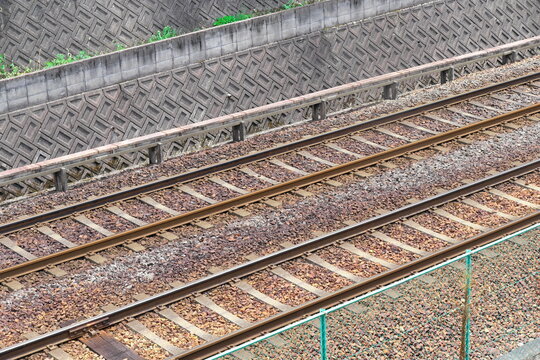 真俯瞰と俯瞰で捉えた複線の線路：バラストとコンクリート枕木のグラフィックな背景
