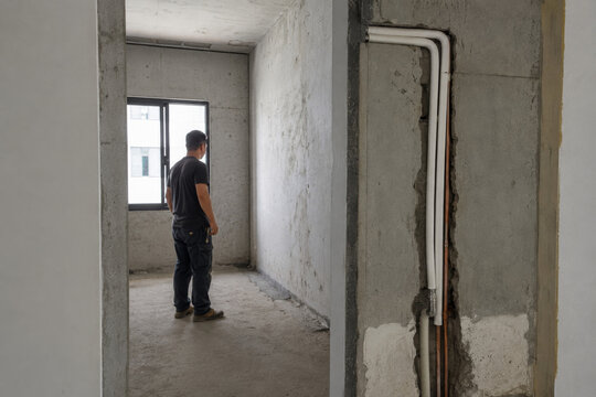 Un hombre observa un espacio vac&iacute;o en una construcci&oacute;n en progreso en una ciudad