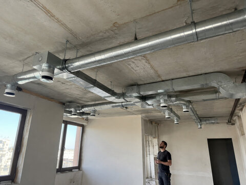 Trabajo en las instalaciones de aire en un edificio en construcci&oacute;n en agosto