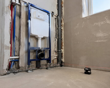 Instalaci&oacute;n de un sistema de fontaner&iacute;a en una obra en construcci&oacute;n con tuber&iacute;as visibles y herramientas en el suelo