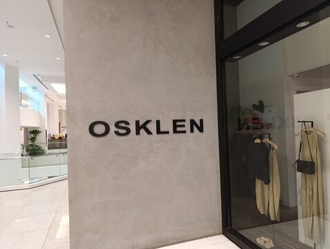 Osklen - Grife brasileira de moda e estilo de vida, fundada por Oskar Metsavaht. A marca &eacute; famosa por unir um estilo urbano ao clima da natureza.