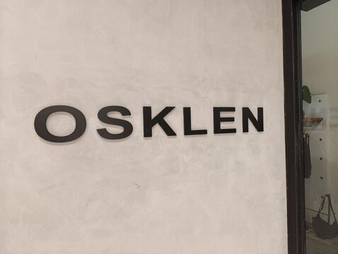 Osklen - Grife brasileira de moda e estilo de vida, fundada por Oskar Metsavaht. A marca &eacute; famosa por unir um estilo urbano ao clima da natureza.