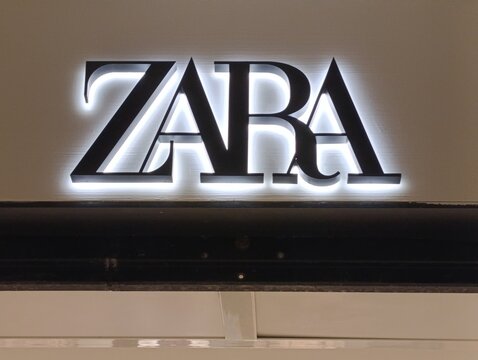 Zara - Rede global de lojas de varejo de moda r&aacute;pida (fast fashion) fundada na Espanha em 1975 pelo grupo Inditex. Vende roupas, cal&ccedil;ados, acess&oacute;rios e perfumes para o p&uacute;blico feminino, masculino.