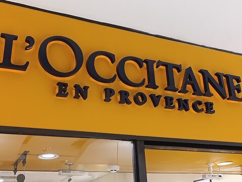L'Occitane - Marca de cosm&eacute;ticos e perfumes da Fran&ccedil;a. Ela cria produtos para cuidar da pele, do corpo e do cabelo usando ingredientes vindos da natureza, como lavanda e karit&eacute;.