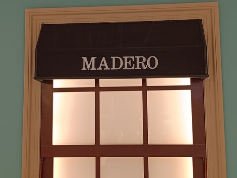 Madero - Rede brasileira de restaurantes casual dining e fast-casual fundada em 2005 em Curitiba (PR) pelo chef e empres&aacute;rio Junior Durski. A marca &eacute; nacionalmente conhecida por seus hamb&uacute;rgueres. 