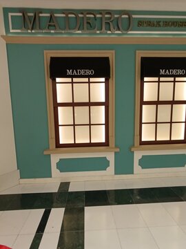 Madero - Rede brasileira de restaurantes casual dining e fast-casual fundada em 2005 em Curitiba (PR) pelo chef e empres&aacute;rio Junior Durski. A marca &eacute; nacionalmente conhecida por seus hamb&uacute;rgueres. 