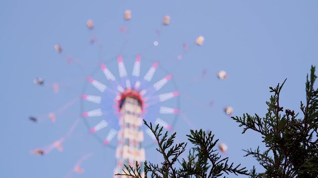Beleuchteter Kettenflieger auf dem Oktoberfest M&uuml;nchen bei D&auml;mmerung