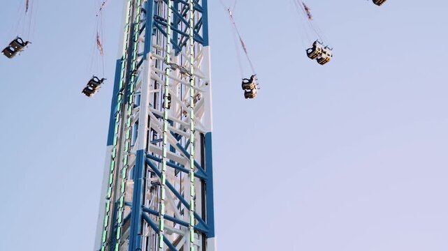 Leerer beleuchteter Kettenflieger dreht sich in Zeitlupe auf dem Oktoberfest