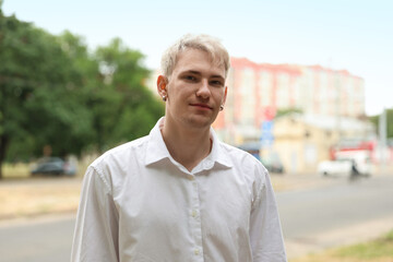 Obraz premium Portrait of handsome man wearing white shirt on city street