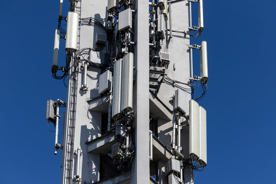 Antena telefonii kom&oacute;rkowej na maszcie media
