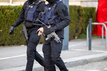 Policjant z karabinem automatycznym na patrolu.  © FotoDax