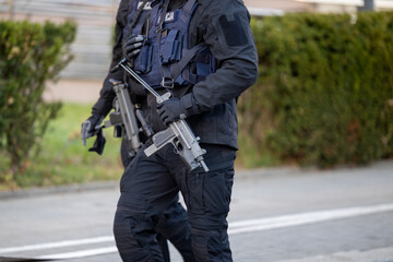Policjant z karabinem automatycznym na patrolu.  © FotoDax